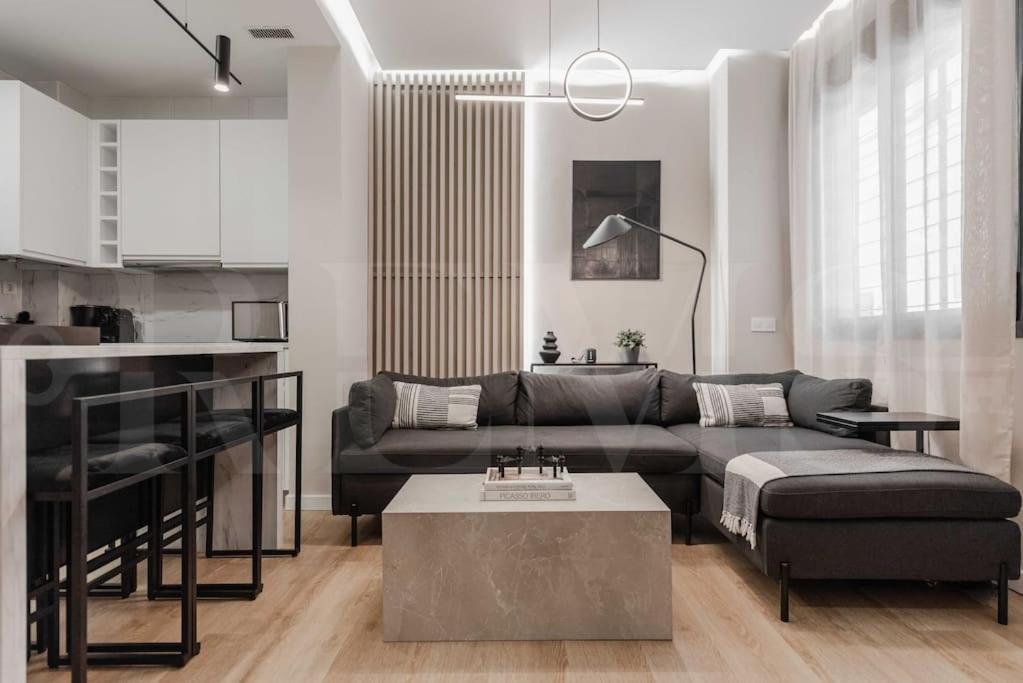 Contemporary Minimalist Apartment By Rems Малага Екстериор снимка