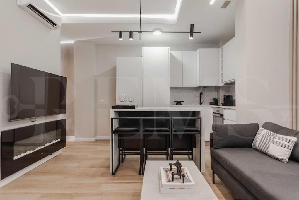 Contemporary Minimalist Apartment By Rems Малага Екстериор снимка