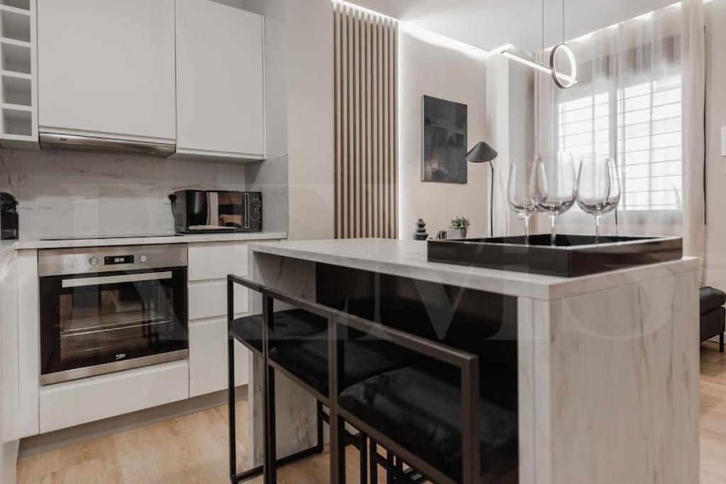 Contemporary Minimalist Apartment By Rems Малага Екстериор снимка