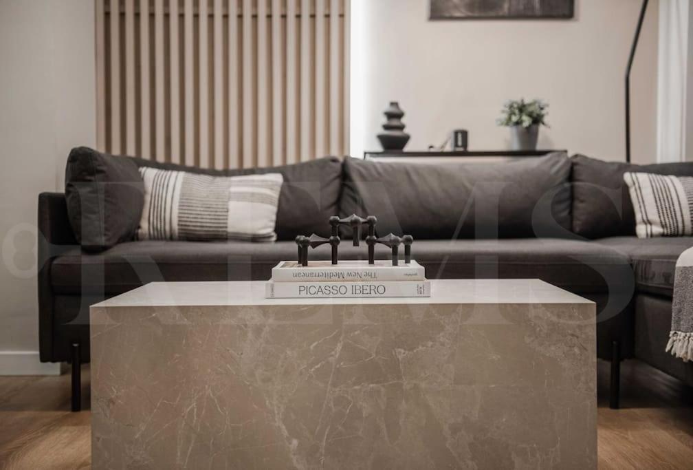 Contemporary Minimalist Apartment By Rems Малага Екстериор снимка