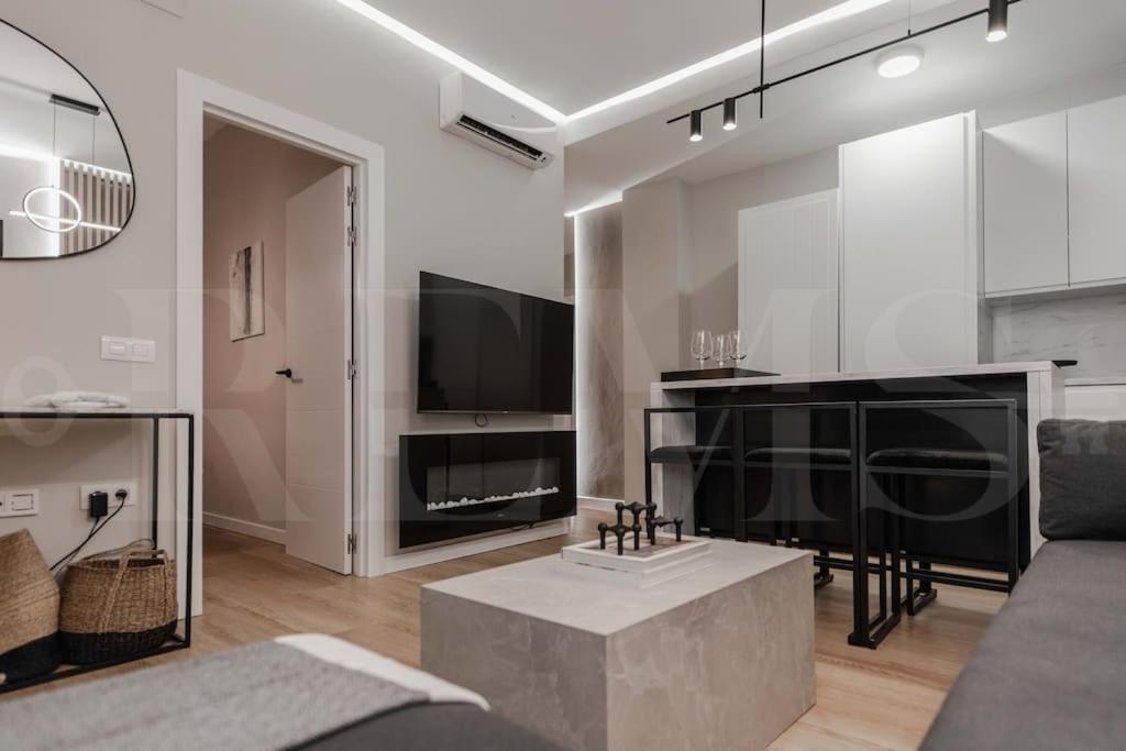 Contemporary Minimalist Apartment By Rems Малага Екстериор снимка