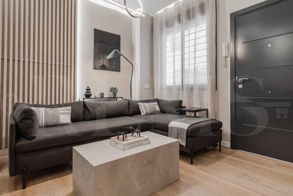 Contemporary Minimalist Apartment By Rems Малага Екстериор снимка