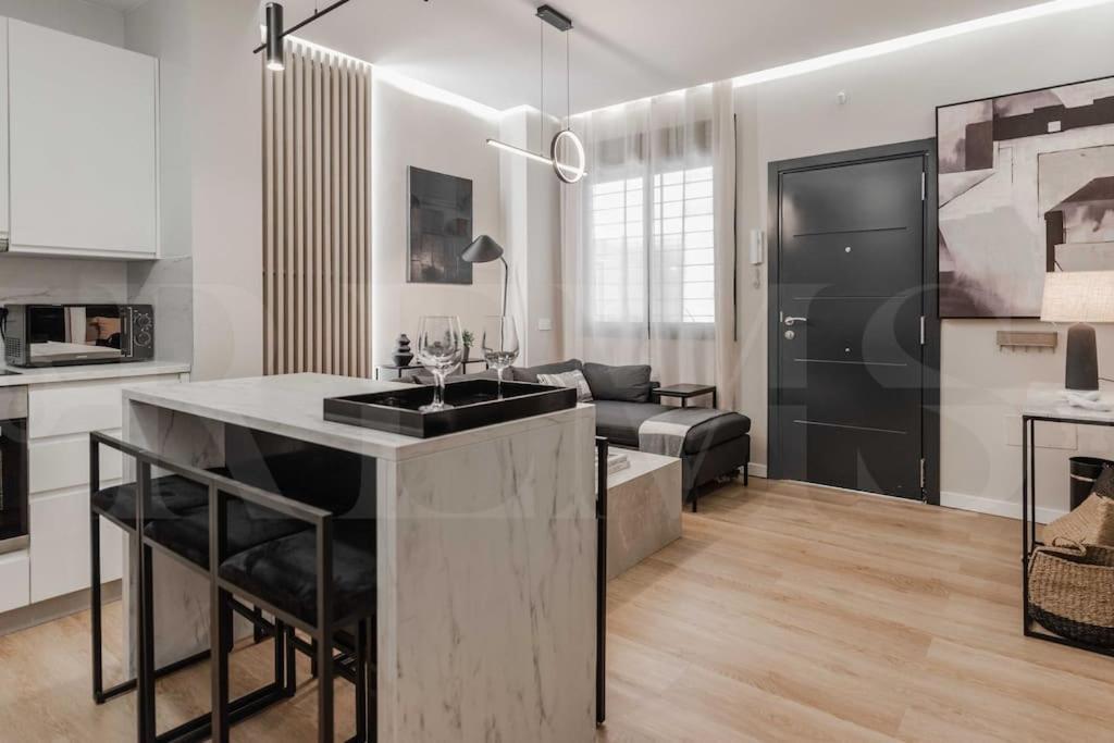 Contemporary Minimalist Apartment By Rems Малага Екстериор снимка